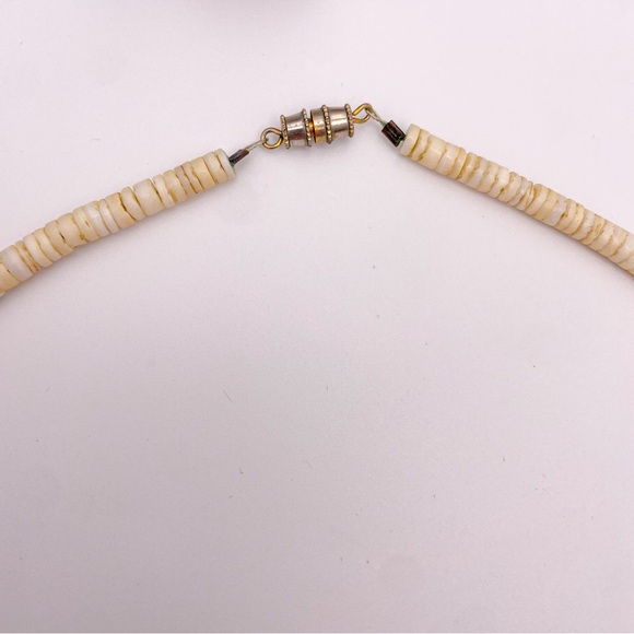 Vintage Limpet Pendant Necklace with Shell Heishi Beads and Barrel Closure - Picture 6 of 8